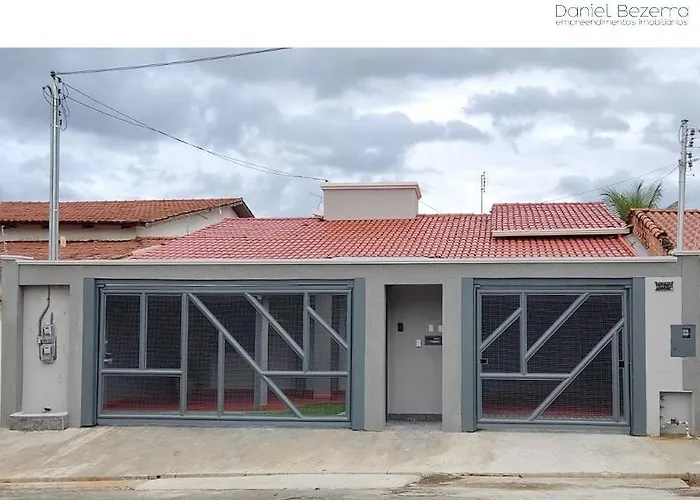 Casa com piscina, churrasqueira, 3 suítes com ar condicionado